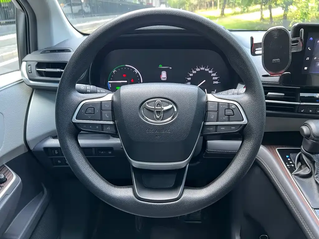 Toyota Sienna — фото 2