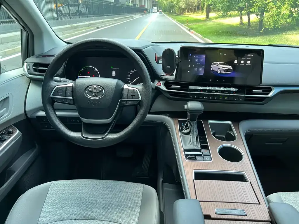 Toyota Sienna — фото 9