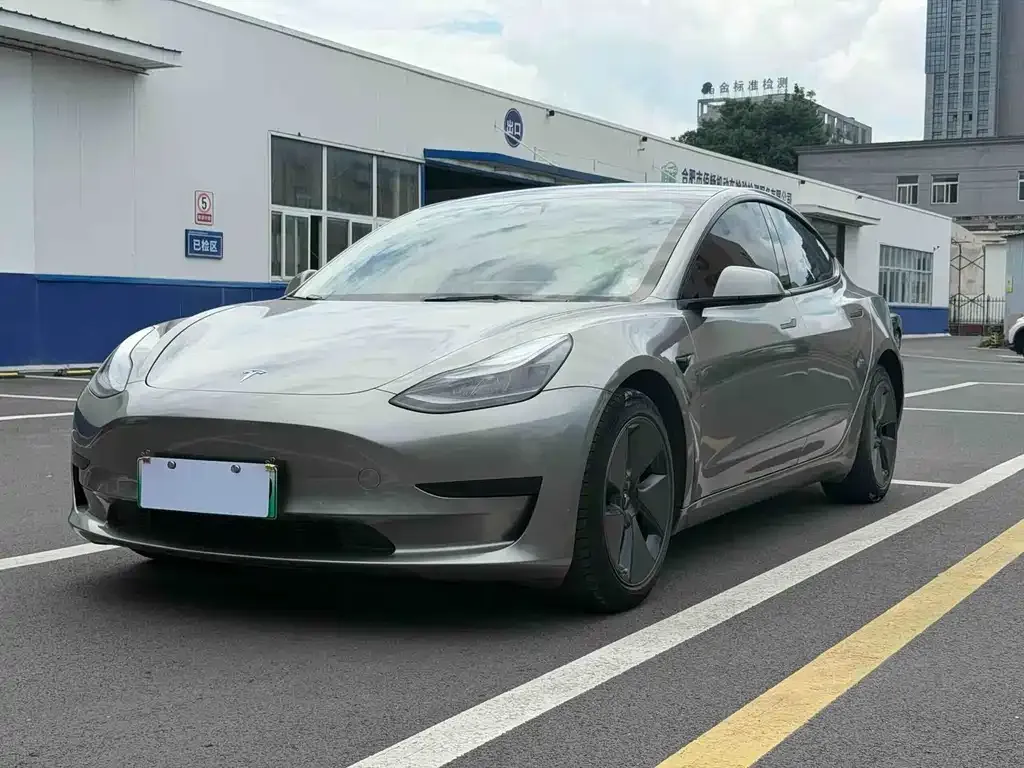 Tesla Model 3 — фото 1