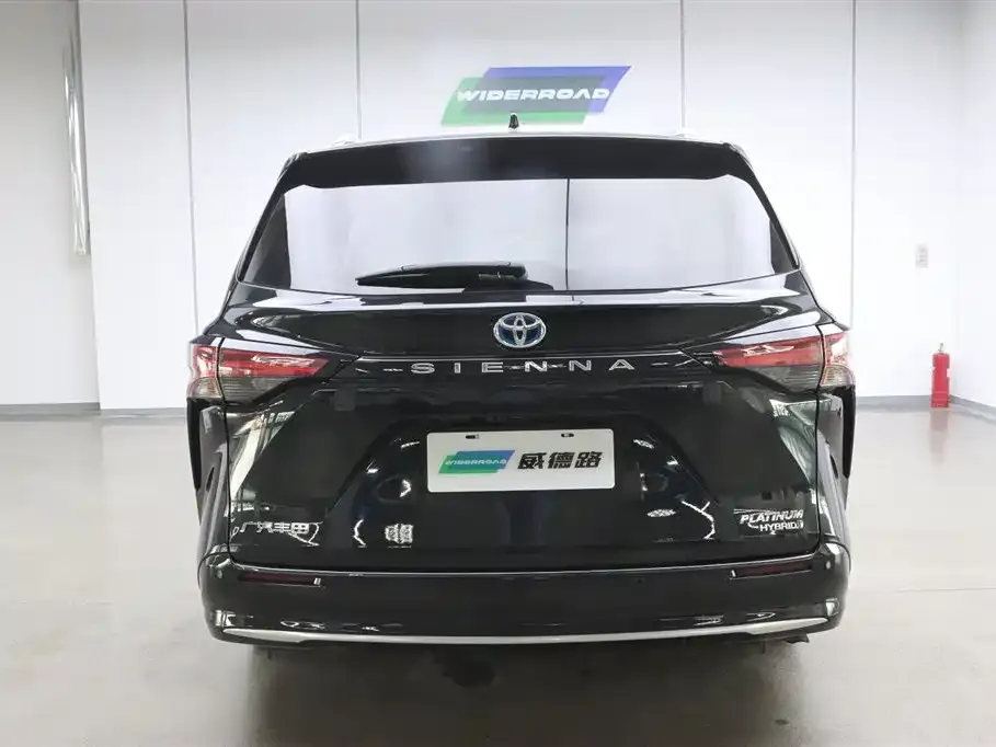Toyota Sienna — фото 3