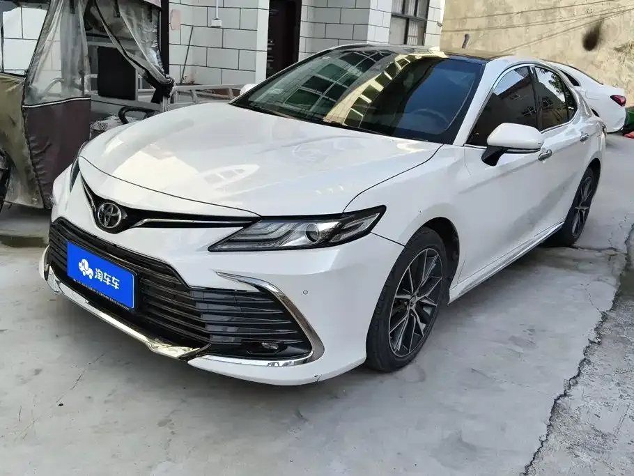 Toyota Camry — фото 1