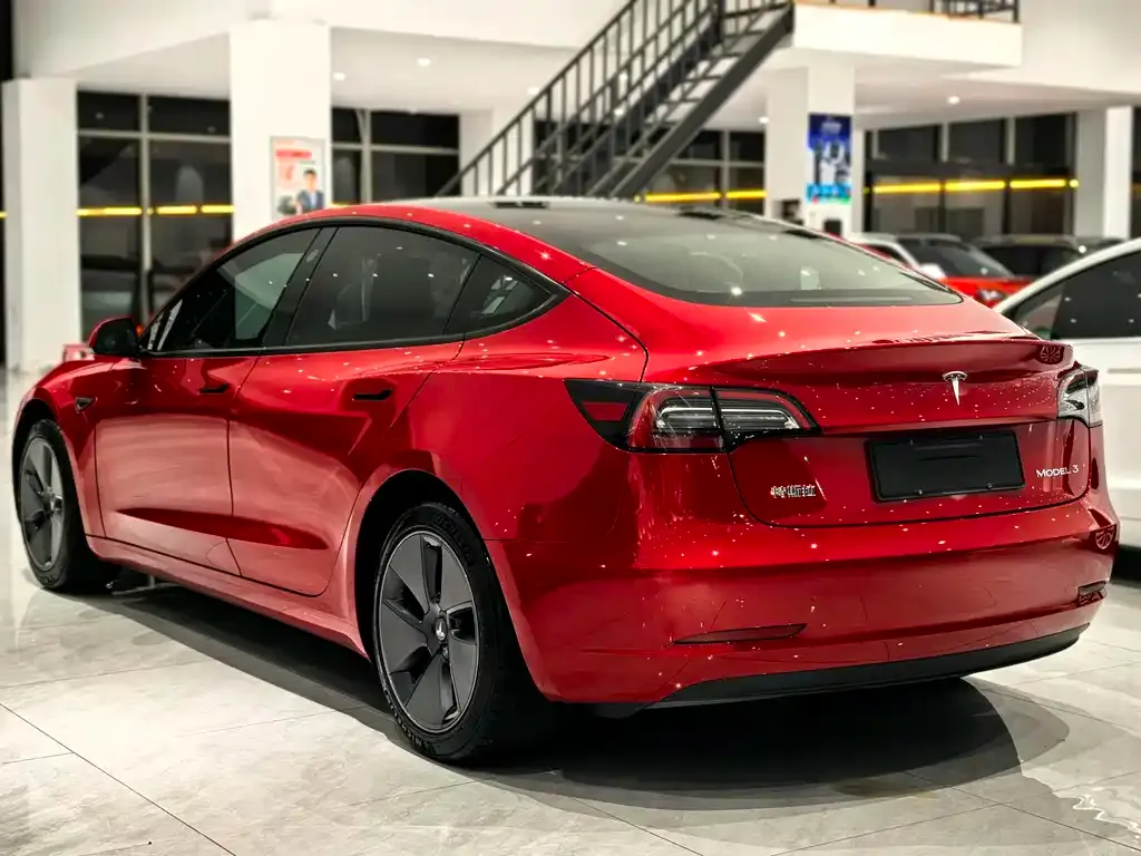 Tesla Model 3 — фото 9