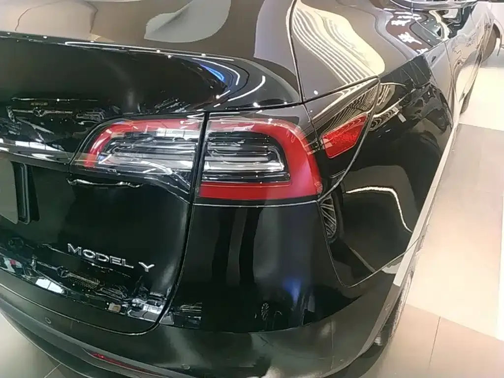 Tesla Model Y — фото 10