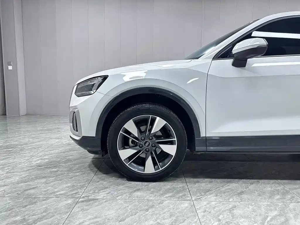 Audi Q2L — фото 8