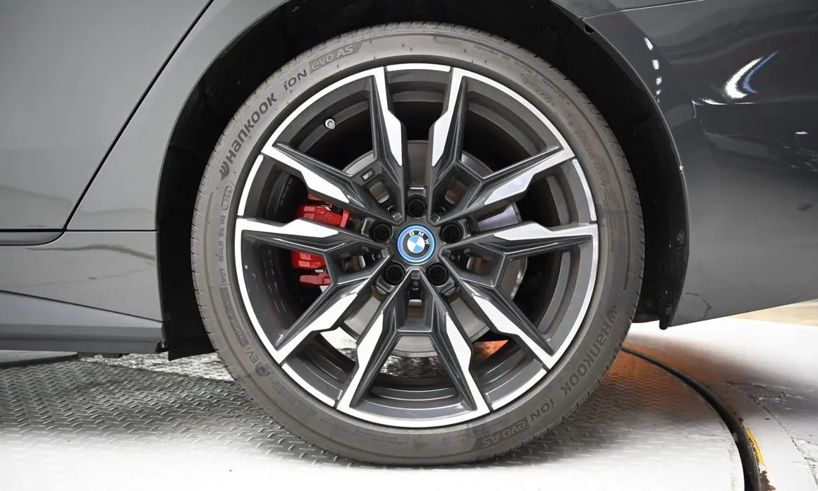 BMW i4 — фото 6