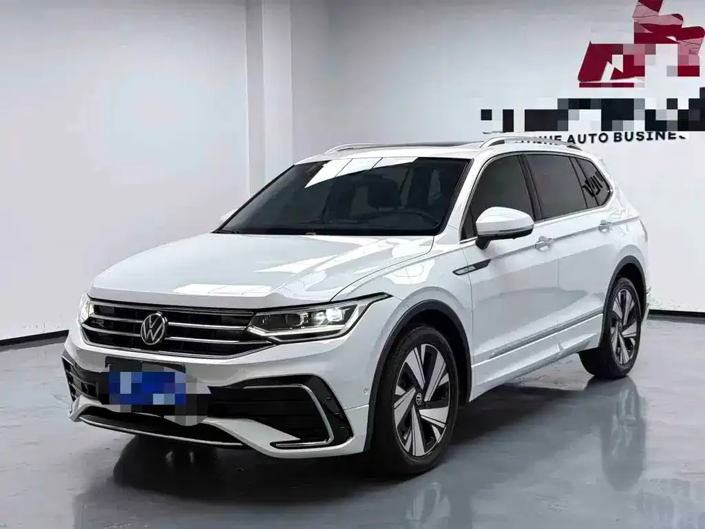Volkswagen Tiguan L — фото 1