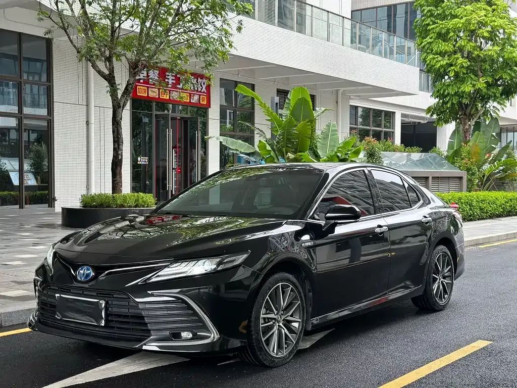 Toyota Camry — фото 1