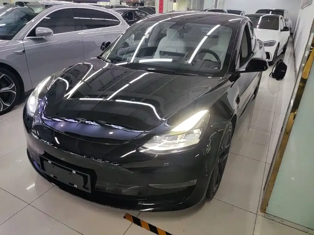 Tesla Model 3 — фото 1