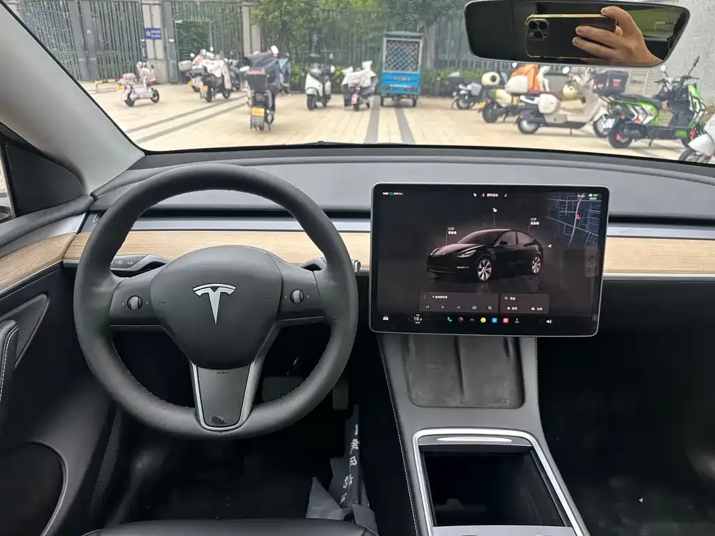 Tesla Model Y — фото 3