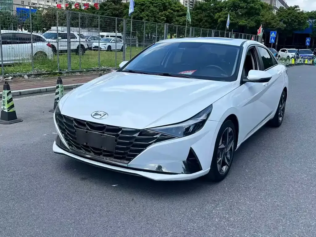 Hyundai Elantra — фото 1