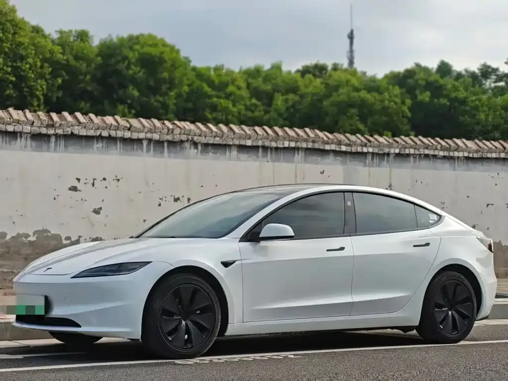 Tesla Model 3 — фото 1