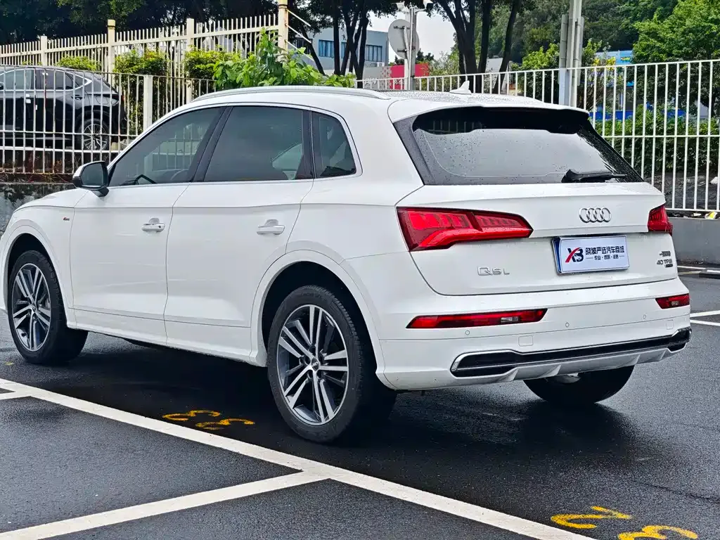 Audi Q5L — фото 10