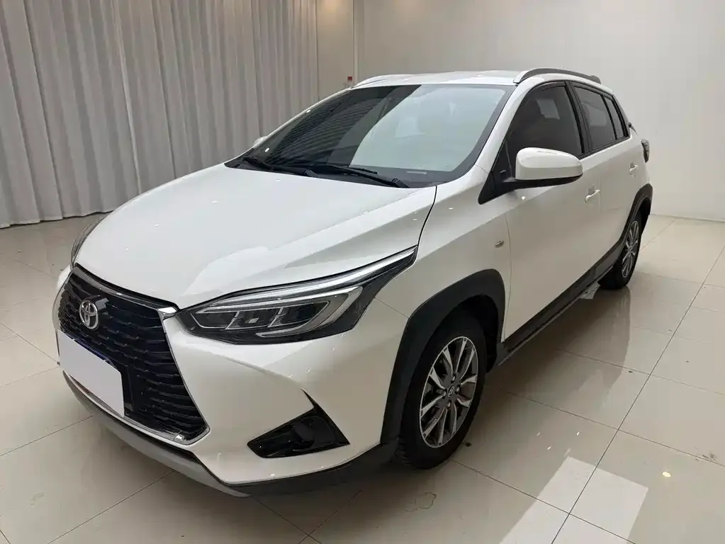 Toyota Yaris L — фото 1