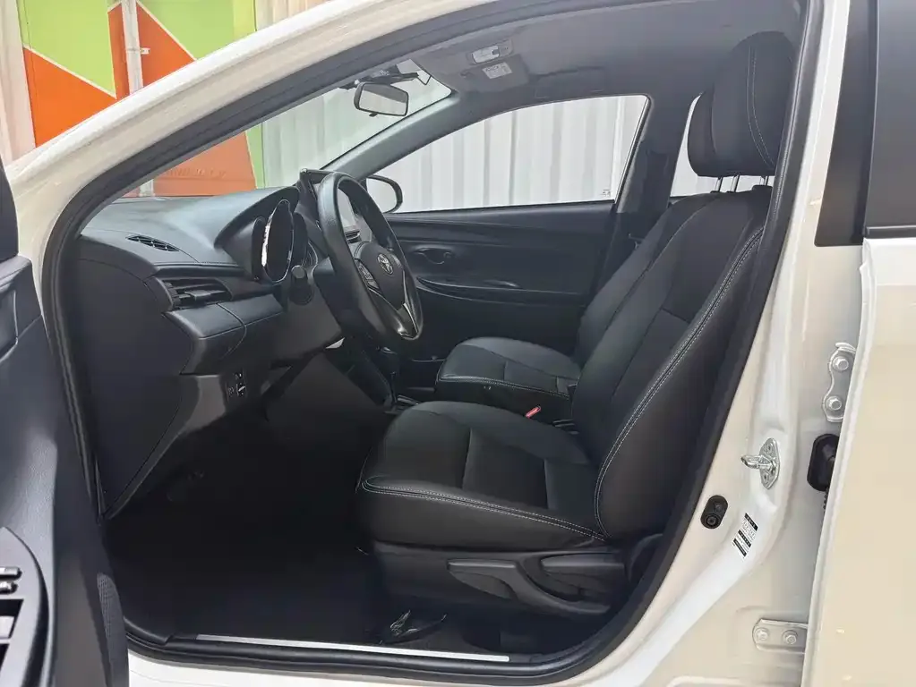 Toyota Yaris L — фото 10