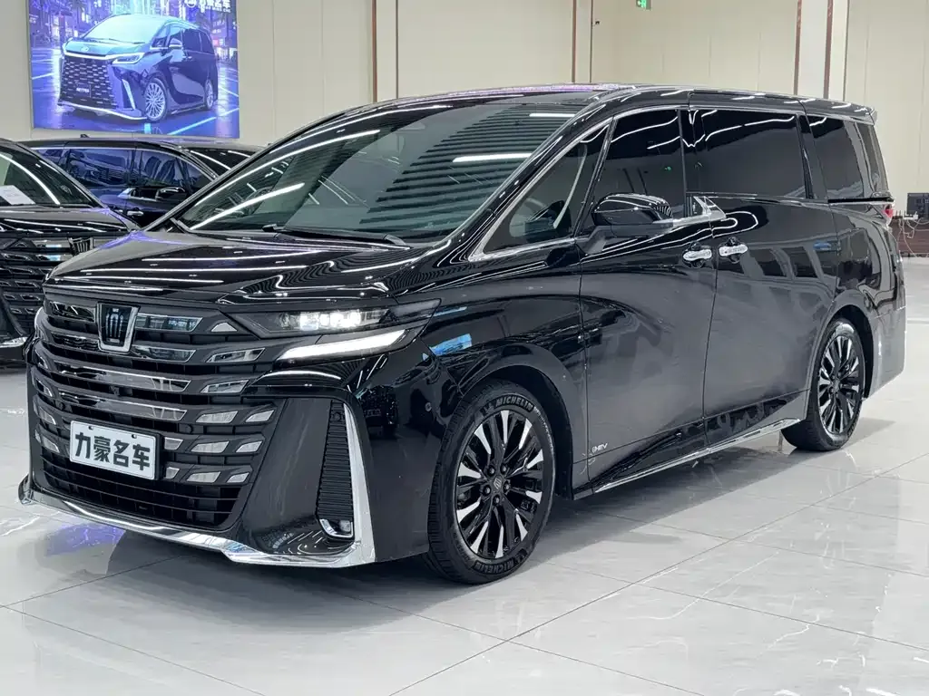 Toyota Vellfire — фото 1