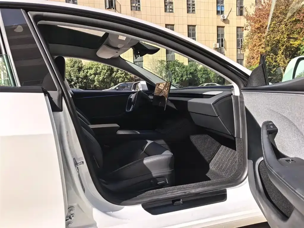 Tesla Model 3 — фото 6