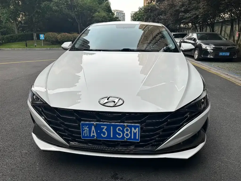Hyundai Elantra — фото 1