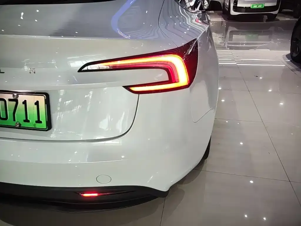 Tesla Model 3 — фото 3