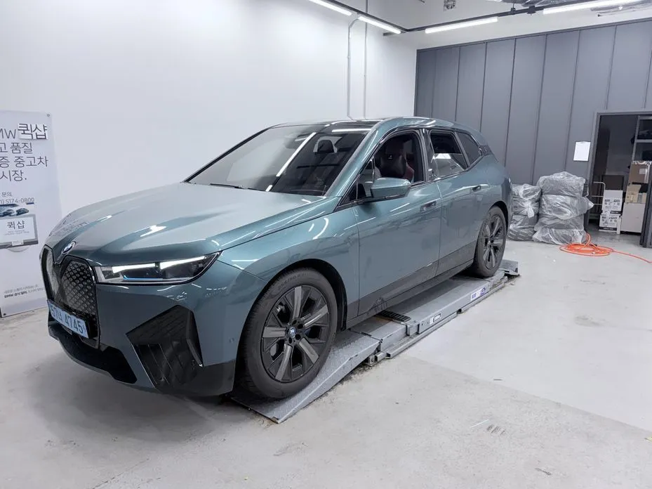 BMW iX — фото 1