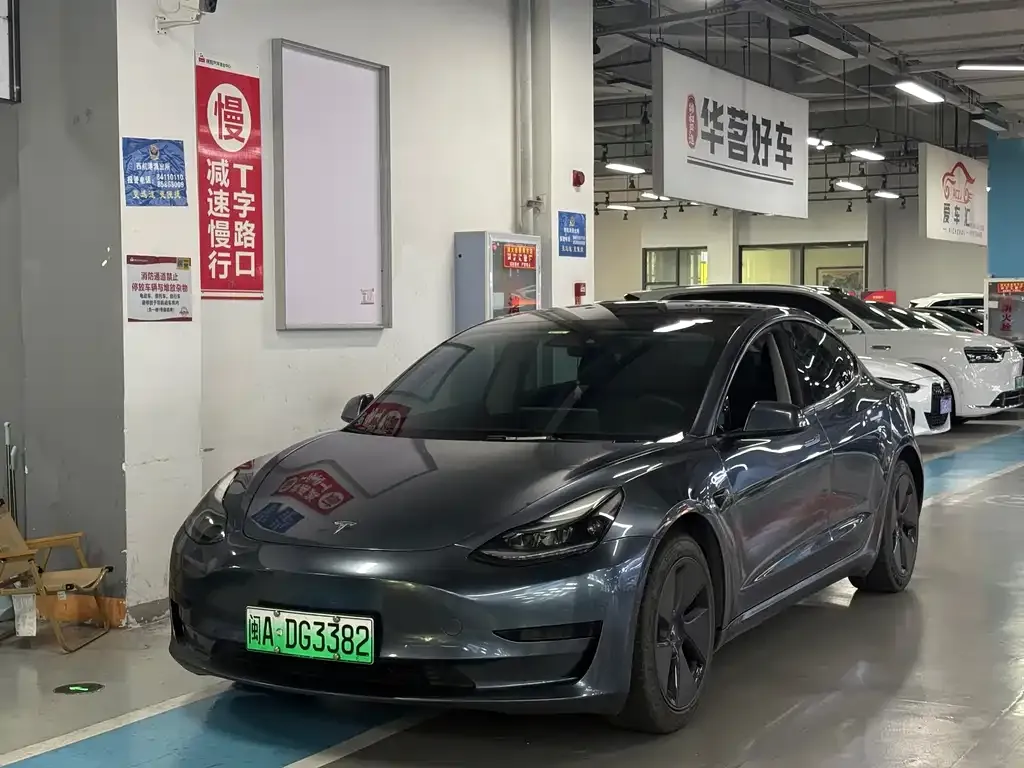 Tesla Model 3 — фото 1