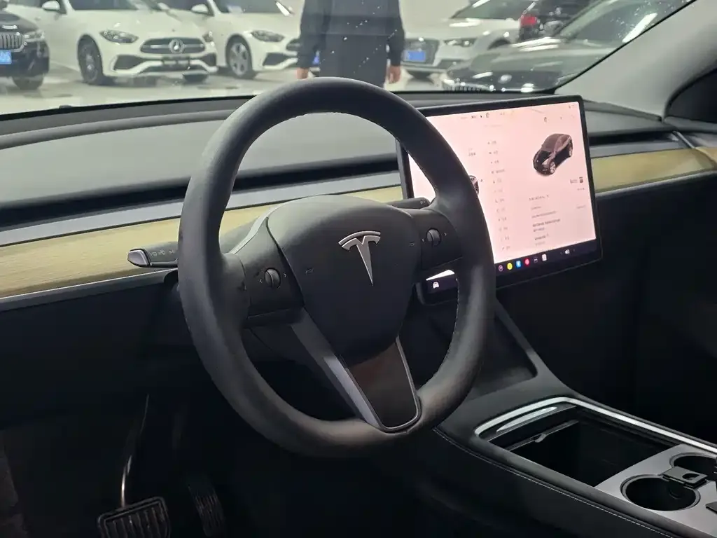 Tesla Model Y — фото 7