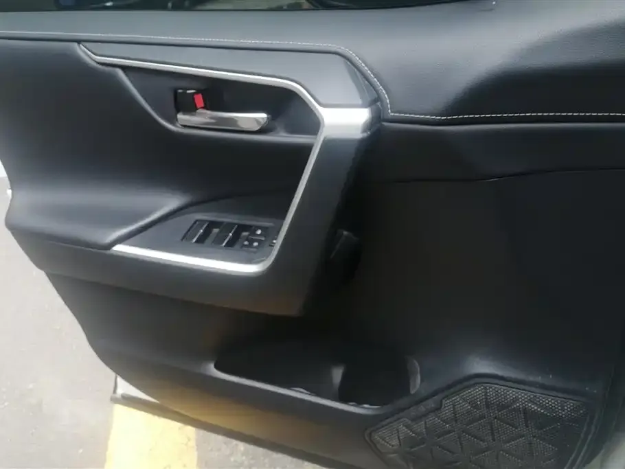 Toyota RAV4 — фото 4