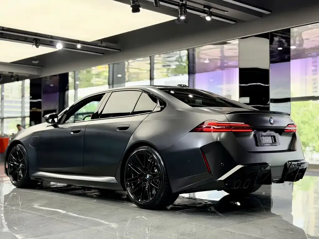 BMW M5 New Energy — фото 3