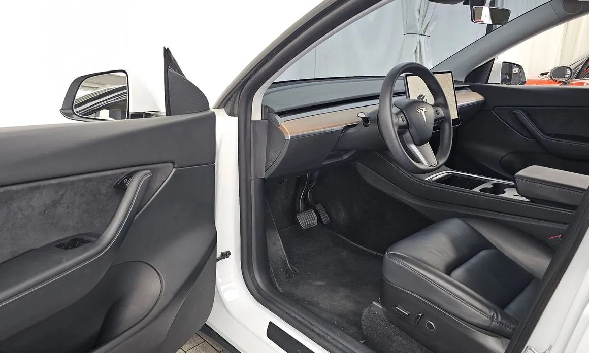 Tesla Model Y — фото 9