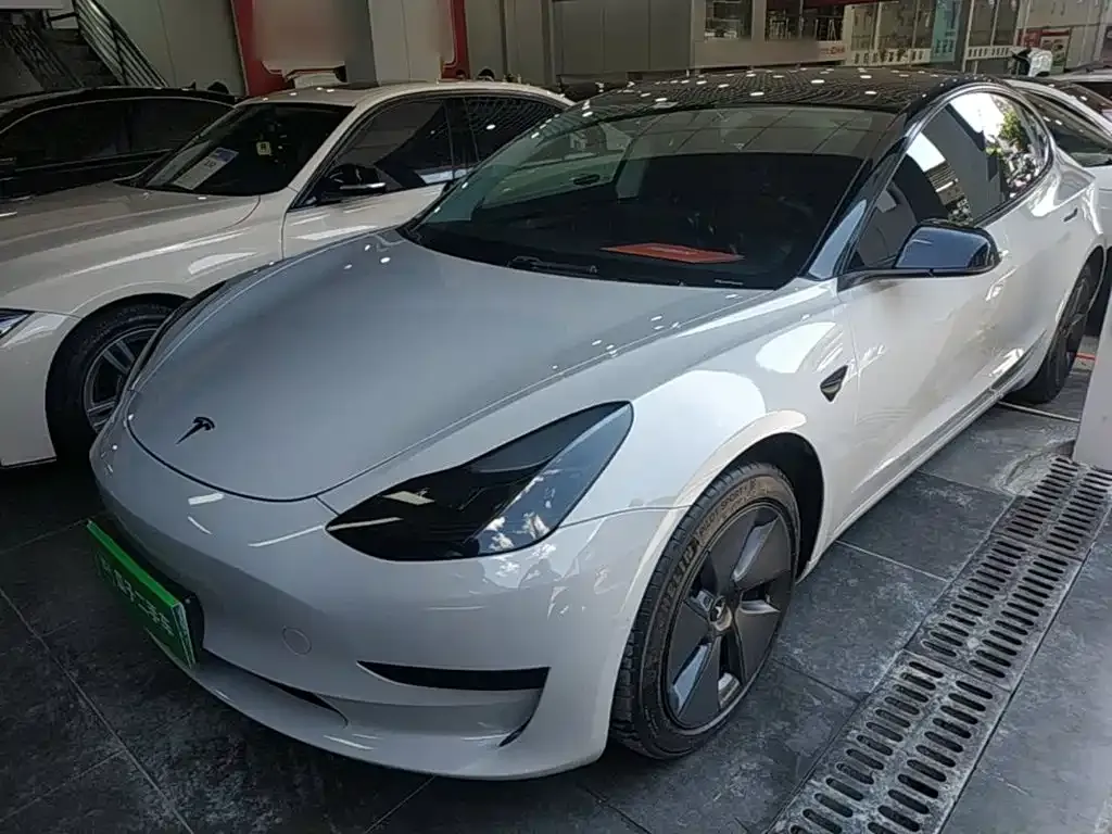 Tesla Model 3 — фото 1