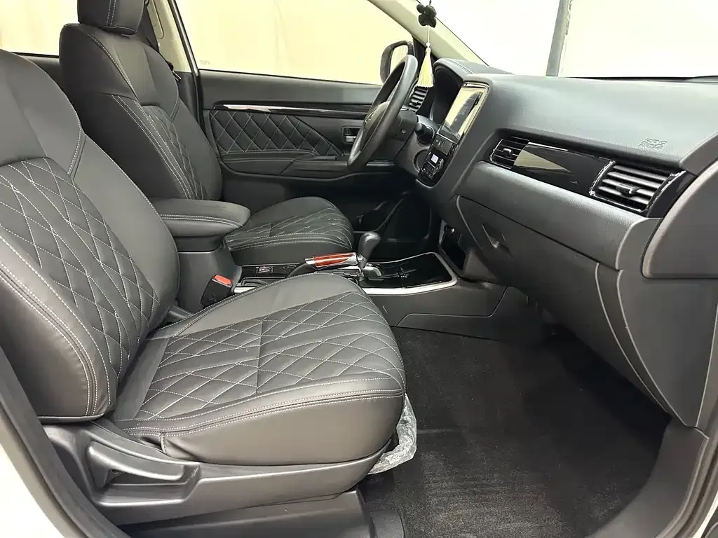 Mitsubishi Outlander — фото 9