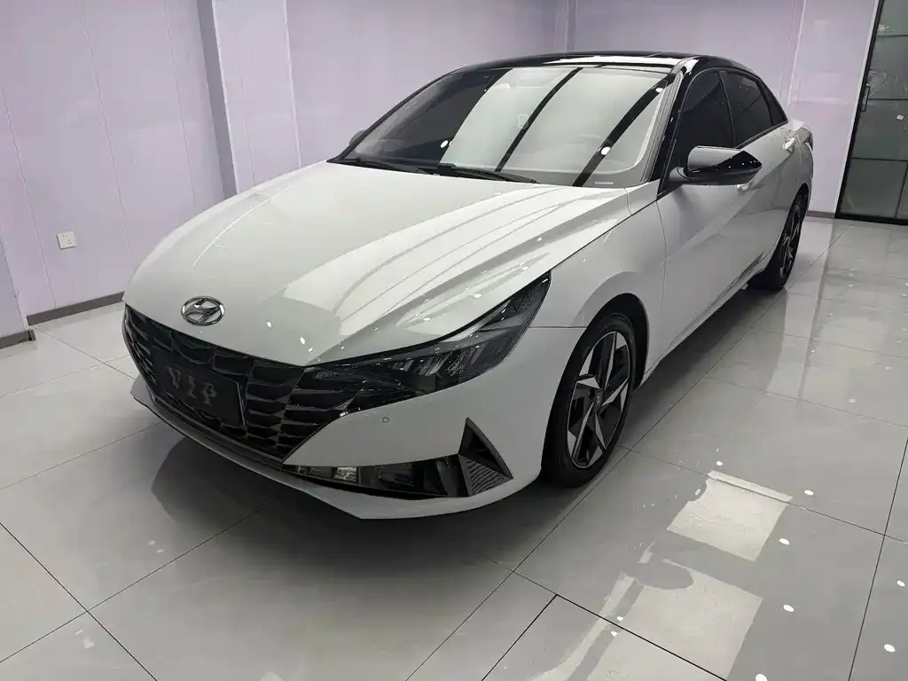 Hyundai Elantra — фото 1