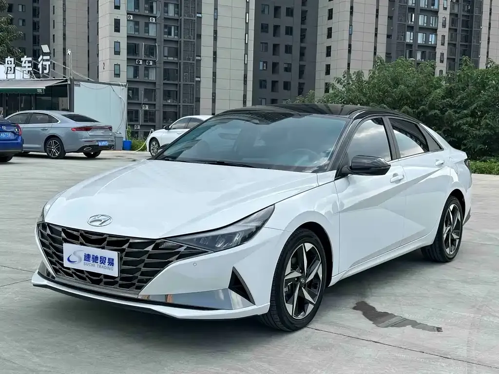 Hyundai Elantra — фото 1