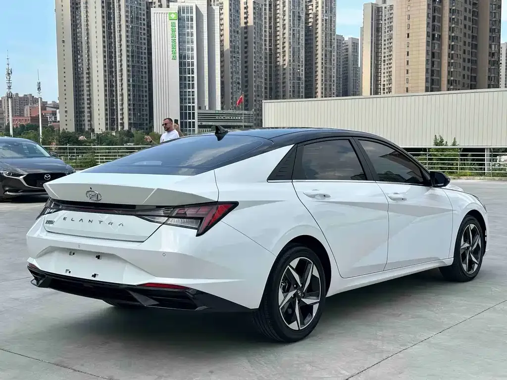 Hyundai Elantra — фото 3