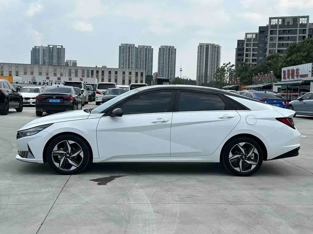 Hyundai Elantra — фото 7