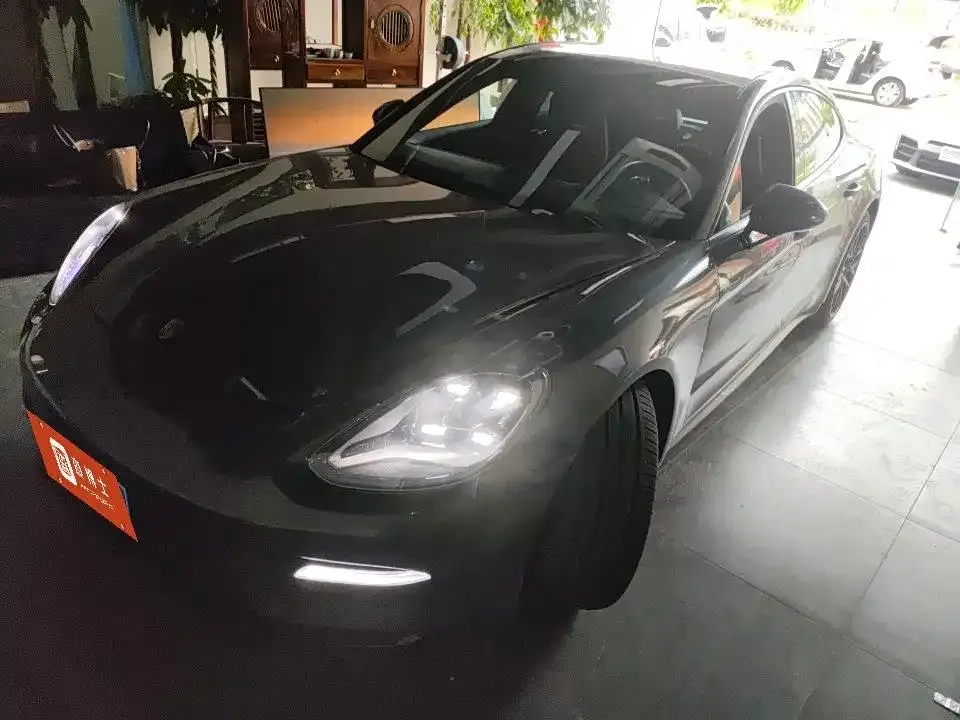 Porsche Panamera — фото 1