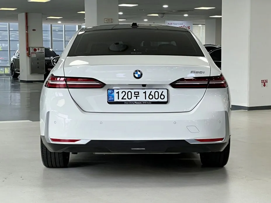 BMW 5-Series 2025 из KR, фото 2