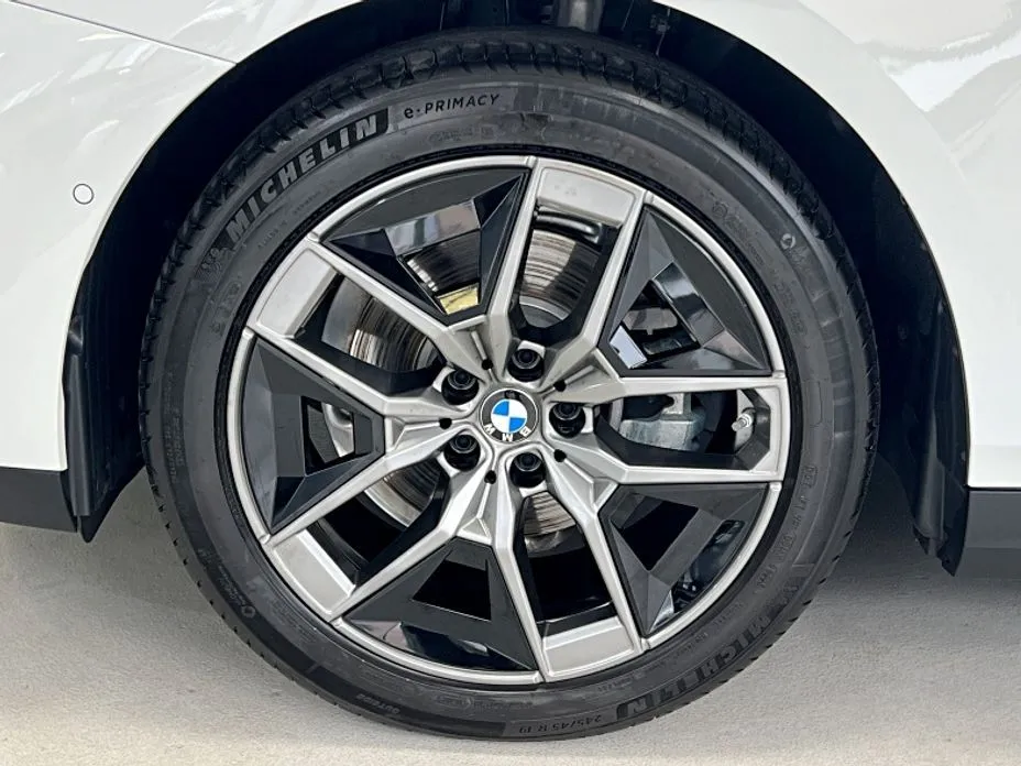 BMW 5-Series 2025 из KR, фото 9