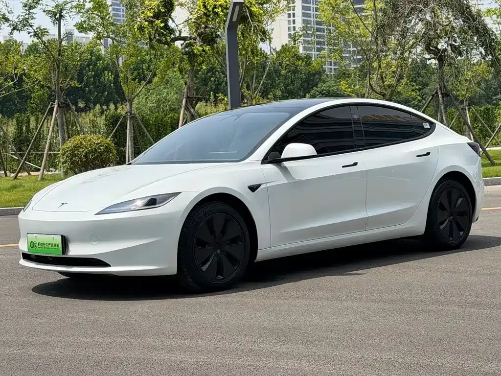 Tesla Model 3 — фото 1