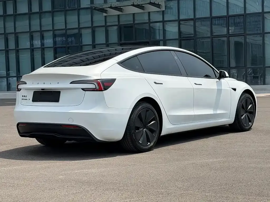 Tesla Model 3 — фото 3