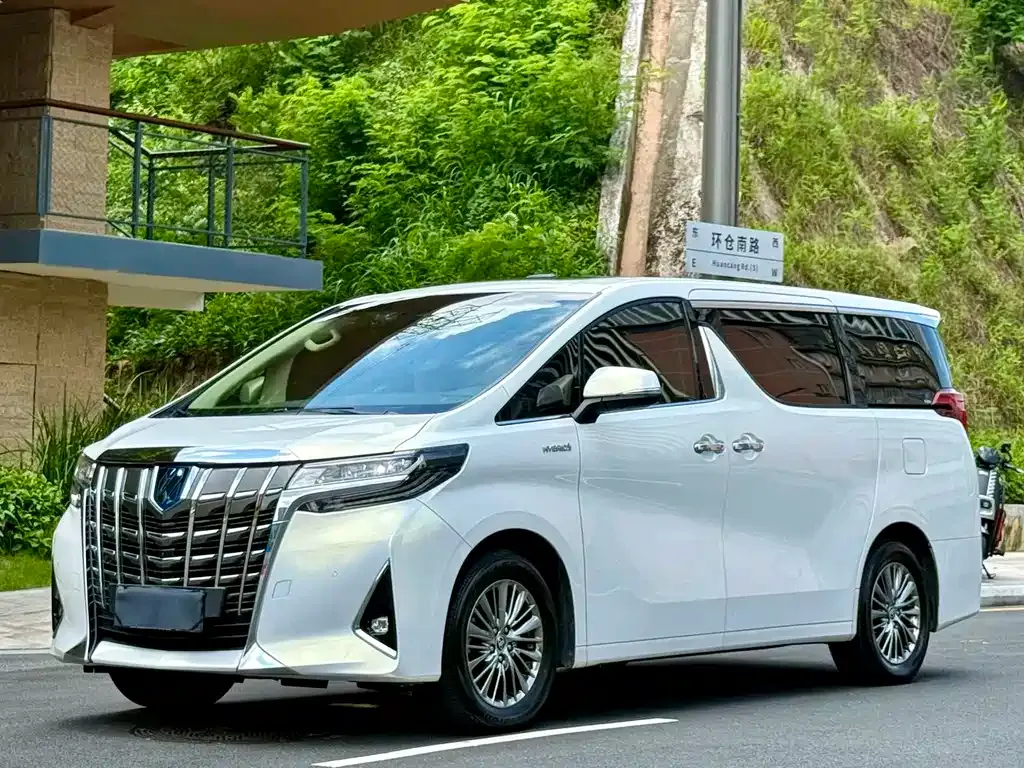 Toyota Alphard — фото 1