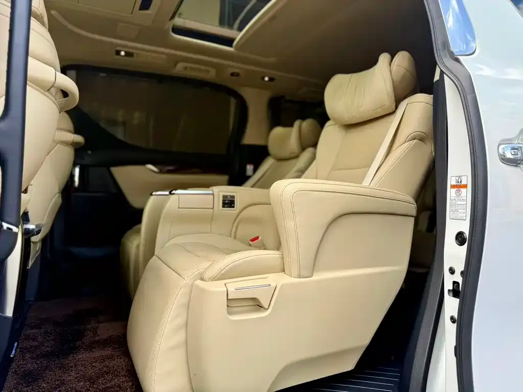Toyota Alphard — фото 2