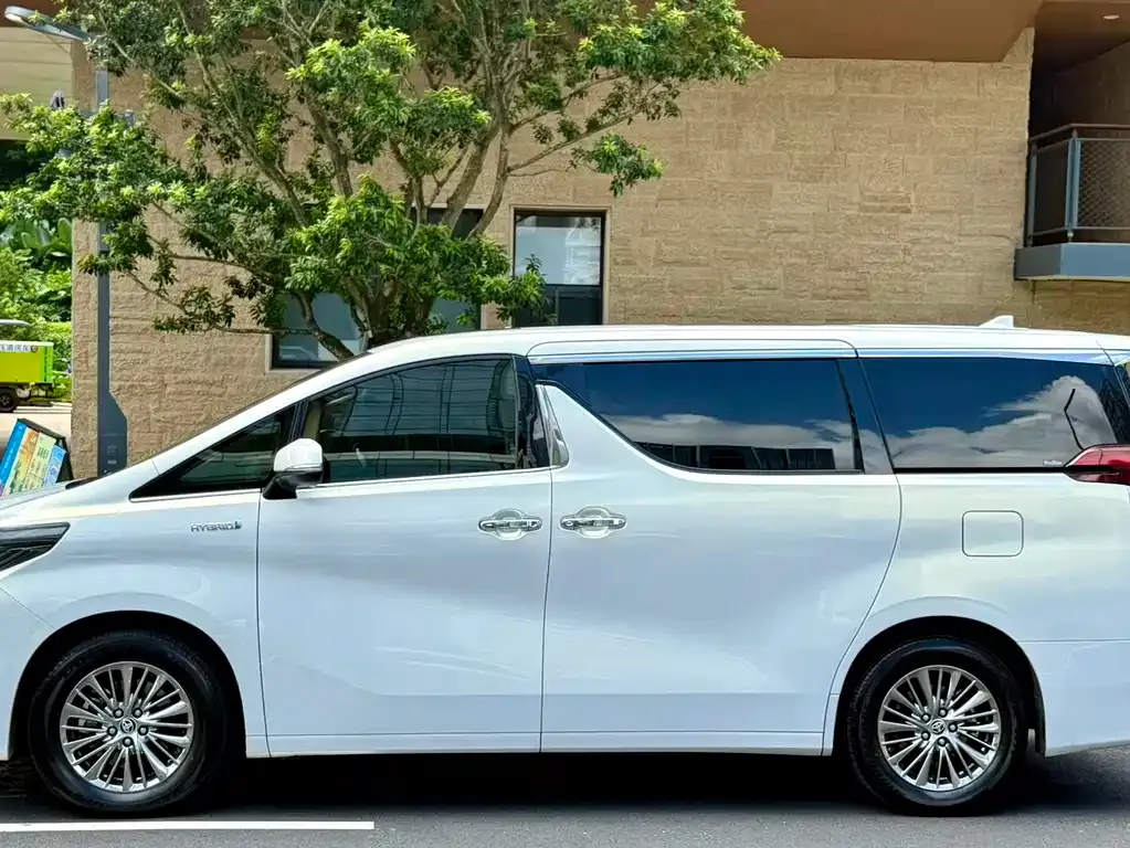 Toyota Alphard — фото 9