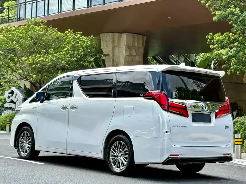 Toyota Alphard — фото 8
