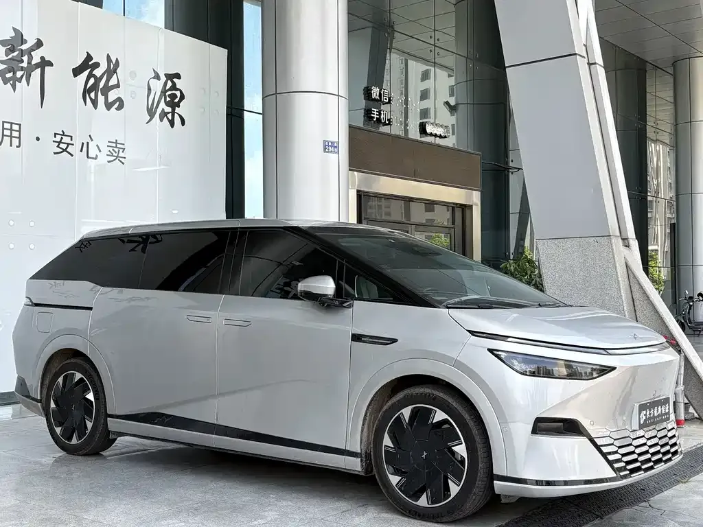 XPeng X9 — фото 5