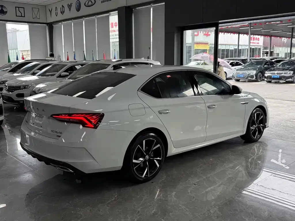 Skoda Octavia — фото 5