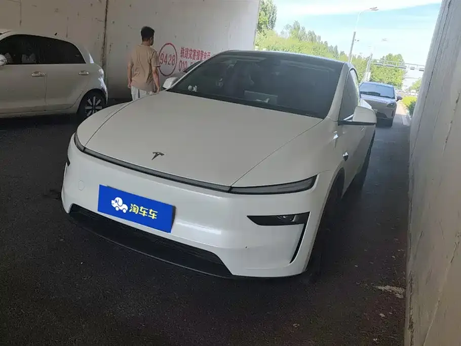 Tesla Model Y — фото 1