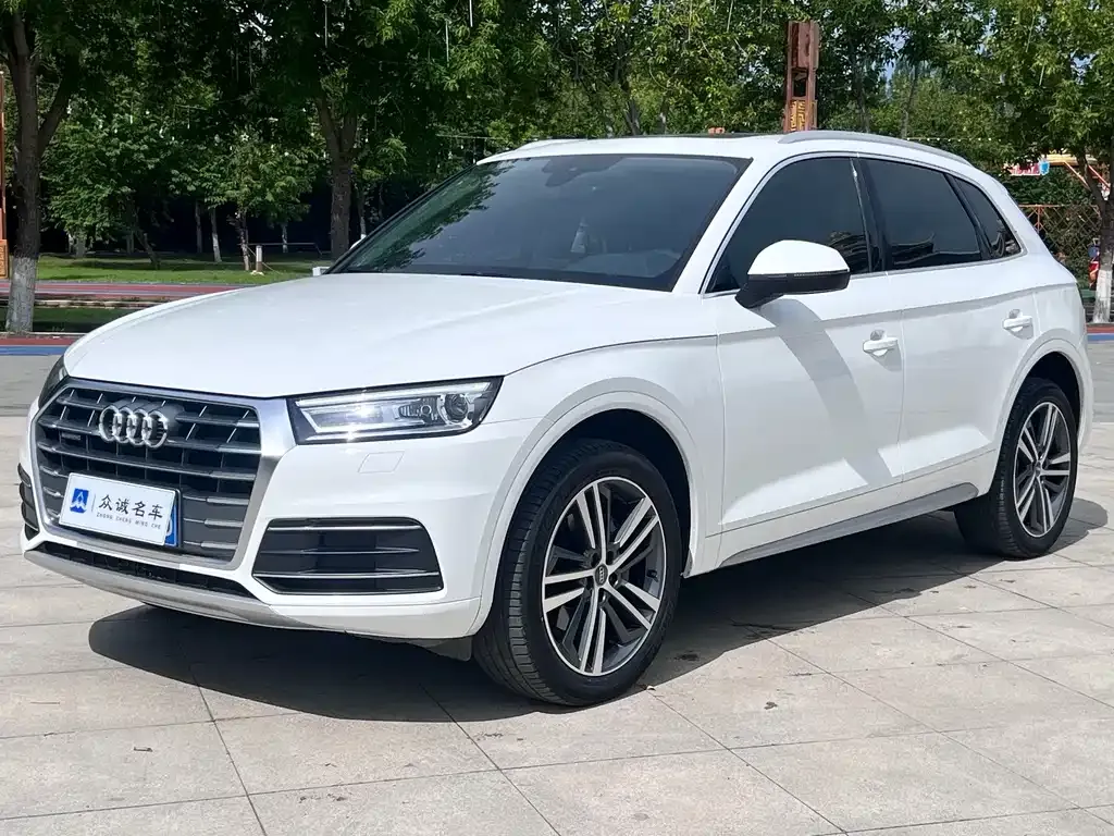 Audi Q5L — фото 1