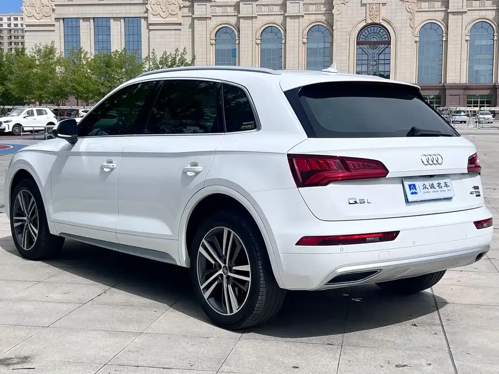 Audi Q5L — фото 8