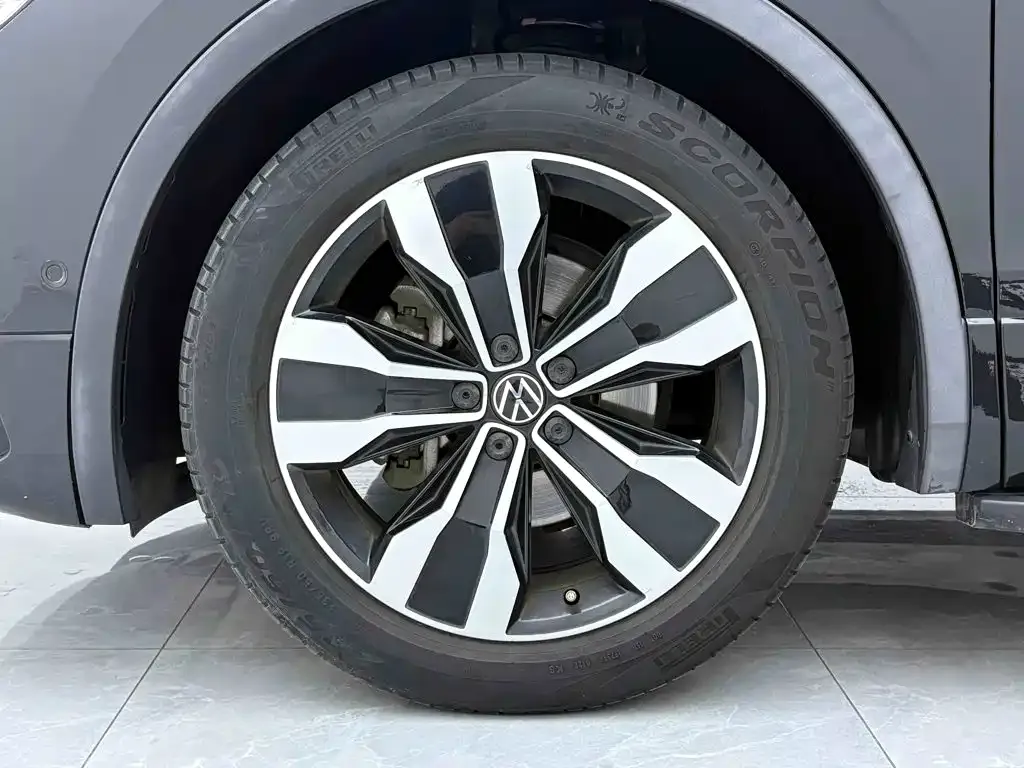 Volkswagen Tiguan L — фото 10
