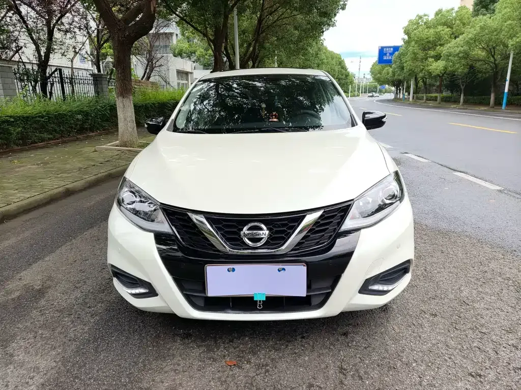 Nissan Tiida — фото 1